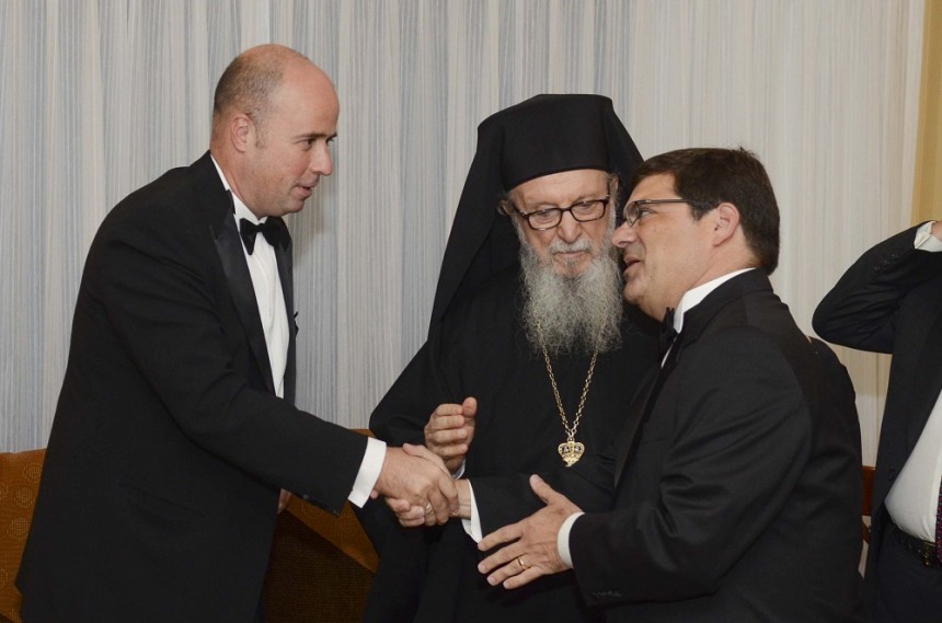Ο Αντρέας Δρακόπουλος, Πρόεδρος του Ιδρύματος Σταύρος Νιάρχος, κάνει χειραψία με ένα μέλος του Οικουμενικού Πατριαρχίου και ο Οικουμενικός Πατριάρχης τους παρακολουθεί