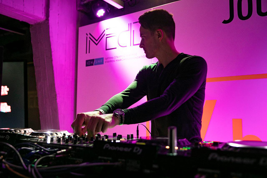 Ένας DJ ο οποίος ασχολείται με την κονσόλα του 