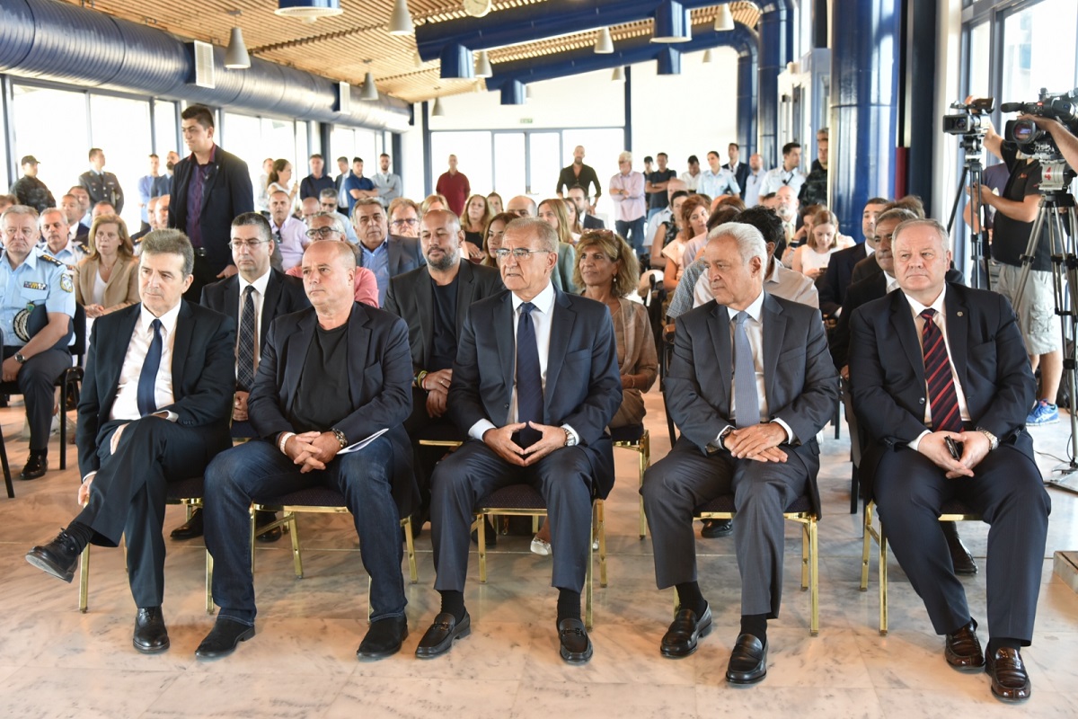 Φωτογραφία που δείχνει το κοινό να κάθεται και να παρακολουθεί, ενώ στην πρώτη σειρά του κοινού κάθεται ο Αντρέας Δρακόπουλος, Πρόεδρος του Ιδρύματος Σταύρος Νιάρχος μαζί με άλλους άντρες