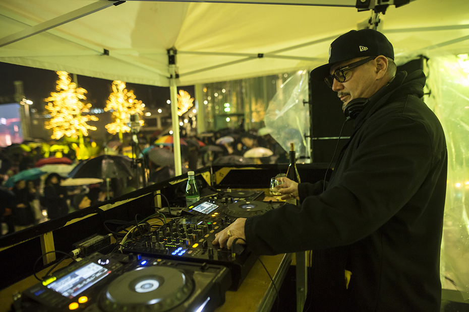 Ένας DJ παίζει το σετ του στο Κέντρο Πολιτισμού Ίδρυμα Σταύρος Νιάρχος