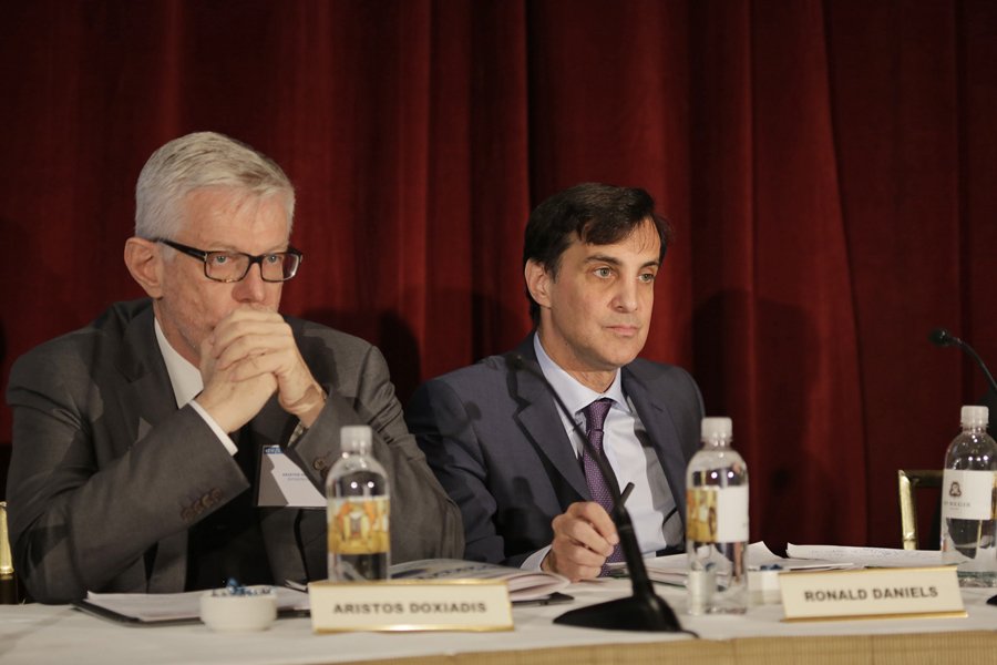 Δύο εκπρόσωποι κάθονται στο τραπέζι της διάσκεψης και συζητούν