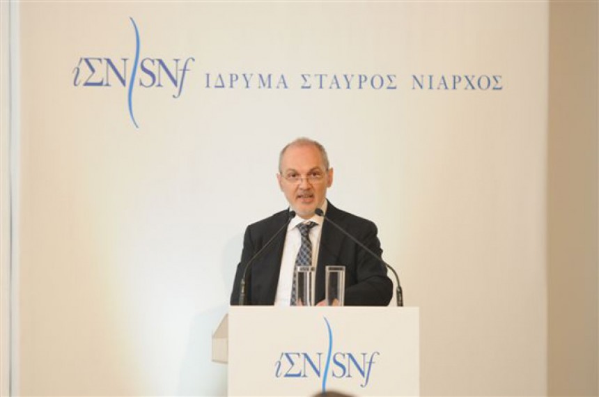 Ένας άνδρας μιλάει στη σκηνή στη συνέντευξη Τύπου του Ιδρύματος Σταύρος Νιάρχος