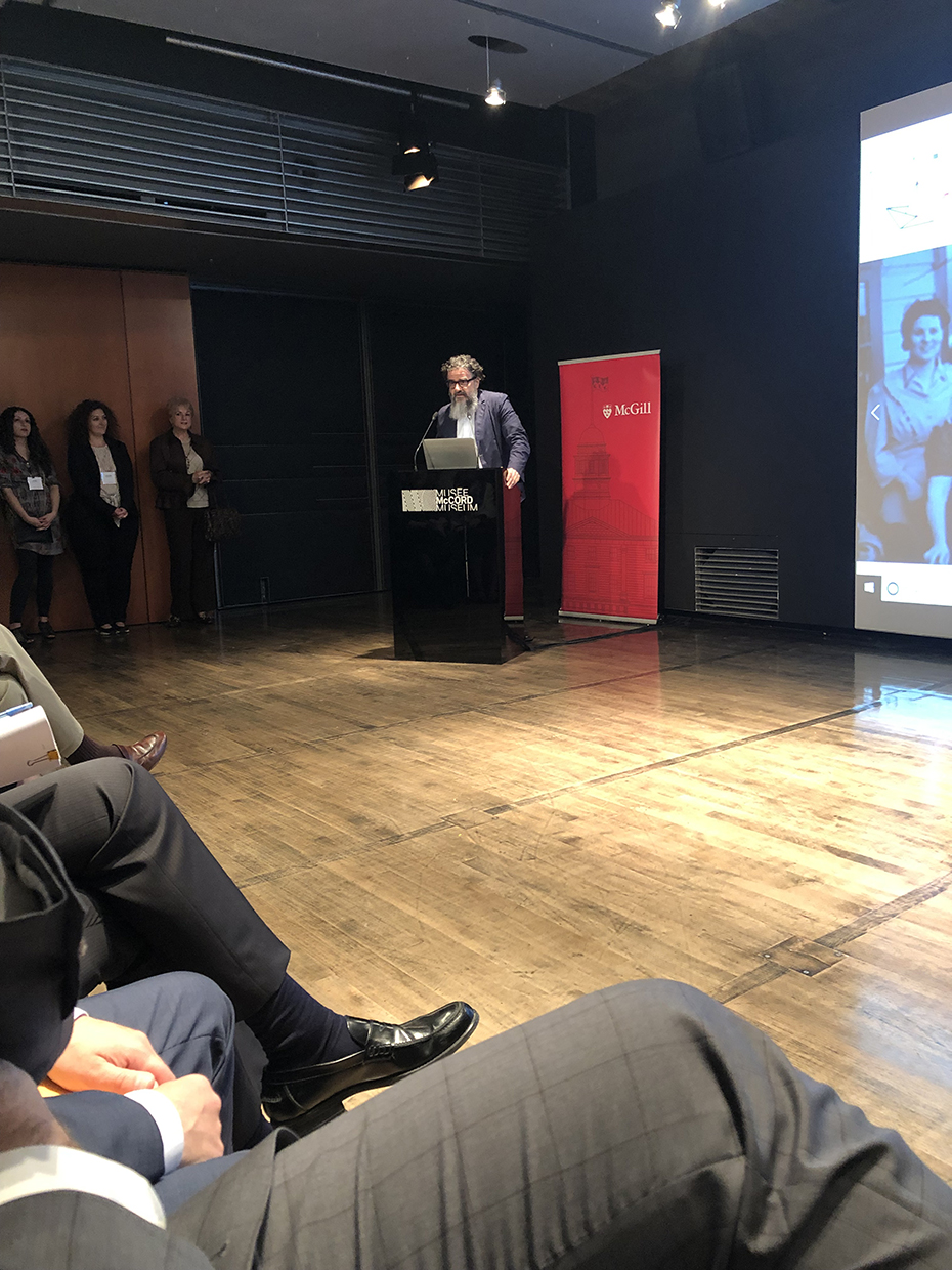 Ένας άντρας μιλάει στο βήμα και ο κόσμος από κάτω τον παρακολουθεί 