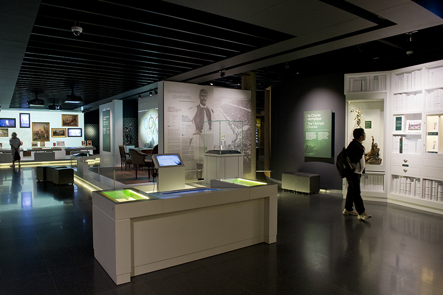 Ο κόσμος περπατάει στο Ολυμπιακό Μουσείο, όπου εκτίθεται το κύπελλο του Σπύρου Λούη