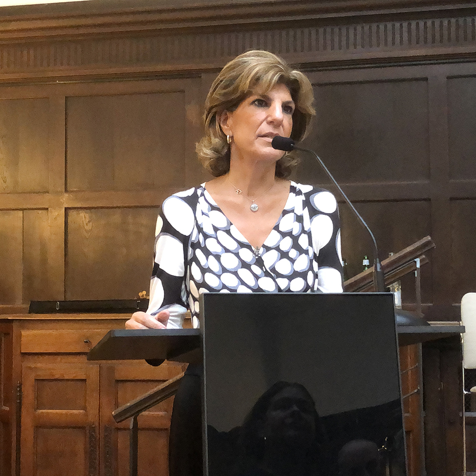 Μια γυναίκα δίνει ομιλία στο νέο Ινστιτούτο Ιδεών και Φαντασίας στο Παρίσι