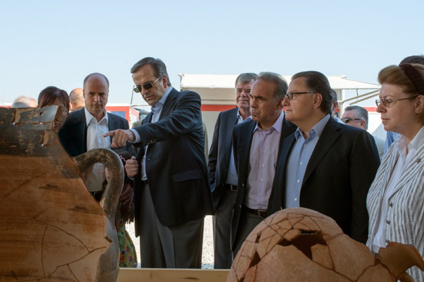 Ο Αντώνης Σαμαράς, πρωθυπουργός της Ελληνικής Δημοκρατίας, δείχνει ένα αρχαίο ελληνικό τεχνούργημα δίπλα στον Ανδρέα Δρακόπουλο, πρόεδρο του Ιδρύματος Σταύρος Νιάρχος.