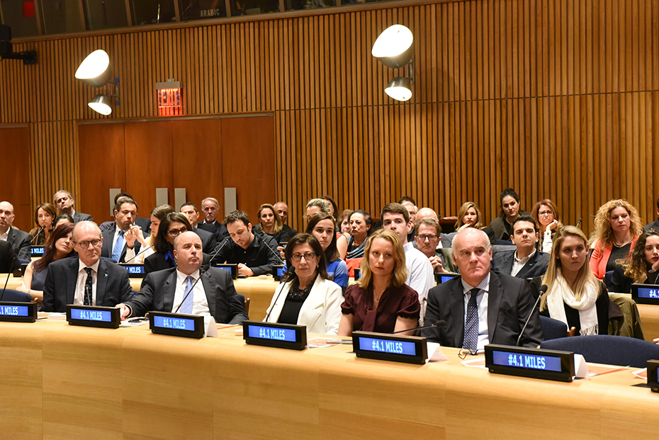 Μέλη του Ιδρύματος Σταύρος Νιάρχος και άλλοι προσκεκλημένοι παρακολουθούν το ντοκιμαντέρ στα Ηνωμένα Έθνη