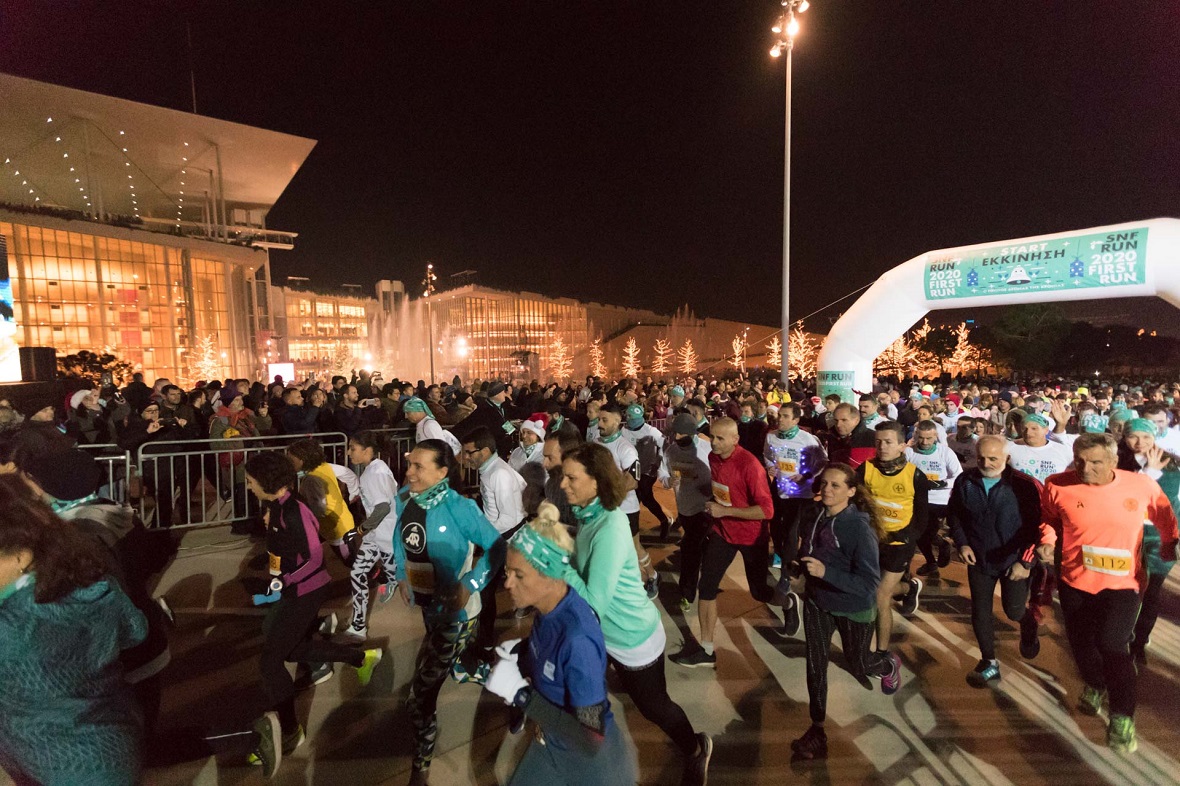 Άνθρωποι βρίσκονται στην εκκίνηση ενός αγώνα δρόμου και μόλις ξεκίνησαν να τρέχουν