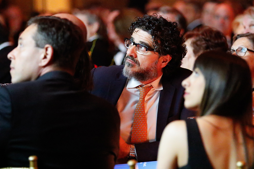 Κοντινή φωτογραφία ενός άντρα ο οποίος παρακολουθεί μια ομιλία 