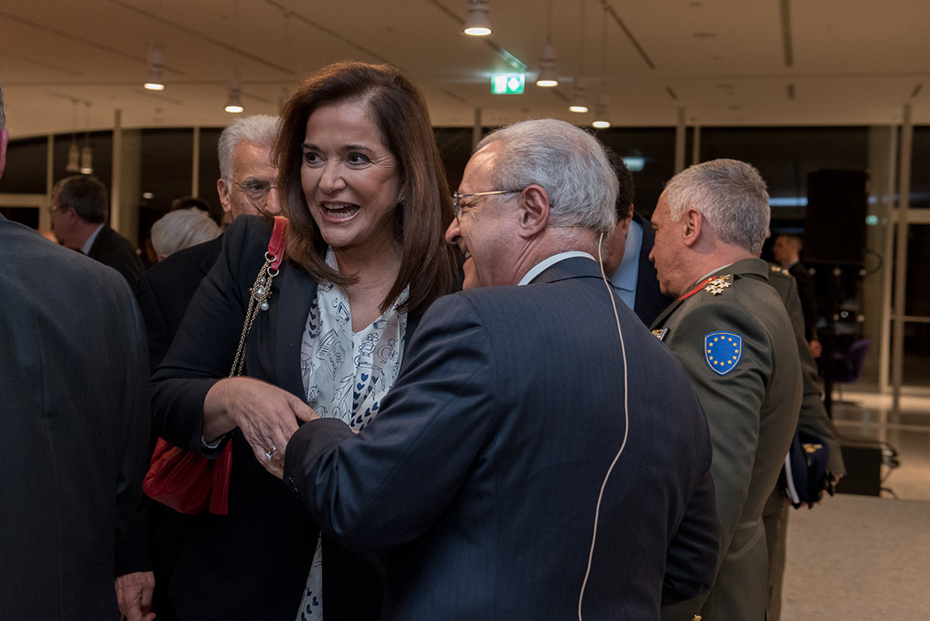 Οι καλεσμένοι συνομιλούν και ανταλλάσσουν χειραψίες στην παρουσίαση του βιβλίου του πρέσβη Βασίλη Κασκαρέλη 