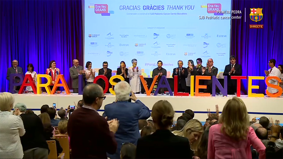 Πλήθος κόσμου χειροκροτεί τα μέλη του Νοσοκομείου και του Ιδρύματος Σταύρος Νιάρχος για τη βοήθεια στην ίδρυση του Παιδιατρικού Κέντρου Καρκίνου