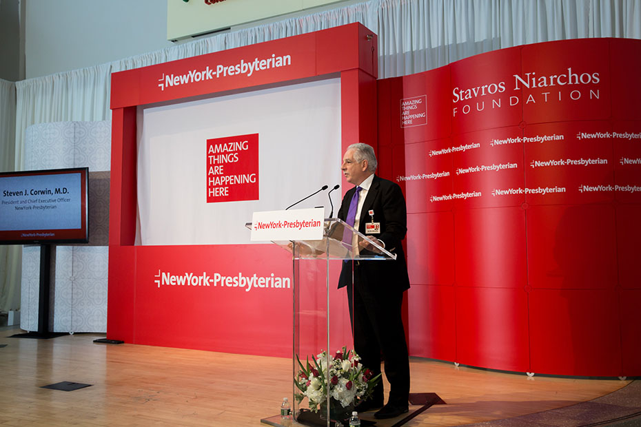 Ένας άνδρας εκφωνεί ομιλία στην εκδήλωση αφιέρωσης του New York-Presbyterian