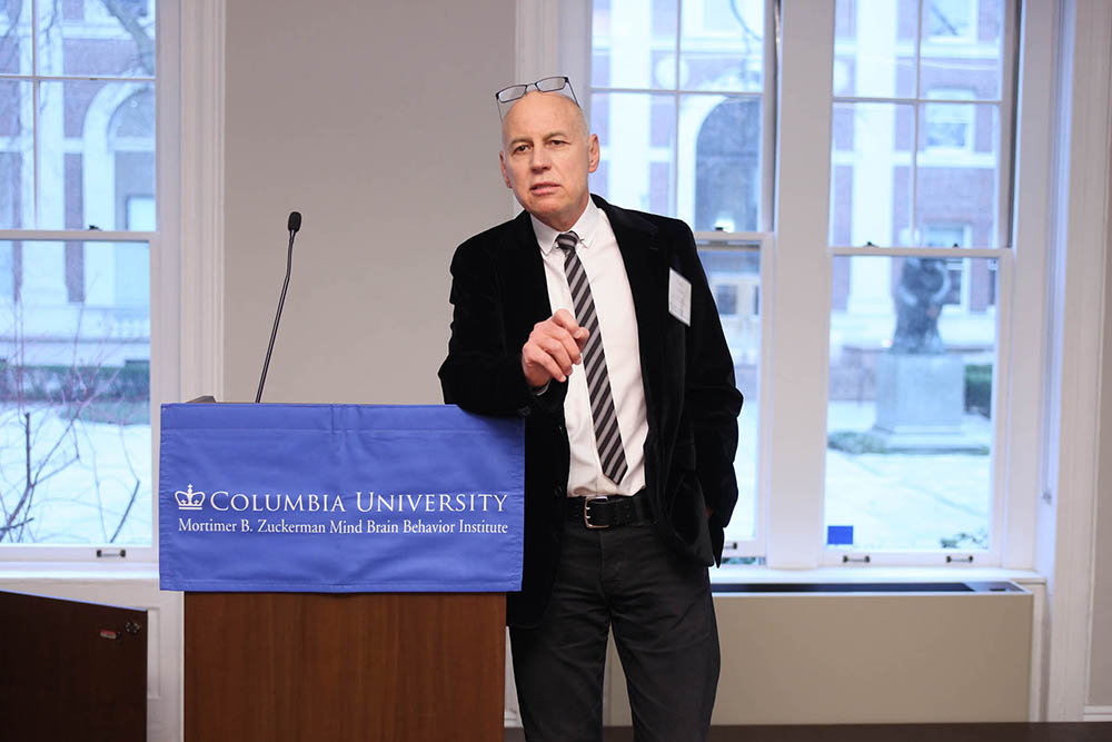 Ένας άνδρας εκφωνεί ομιλία στηριζόμενος στο βήμα