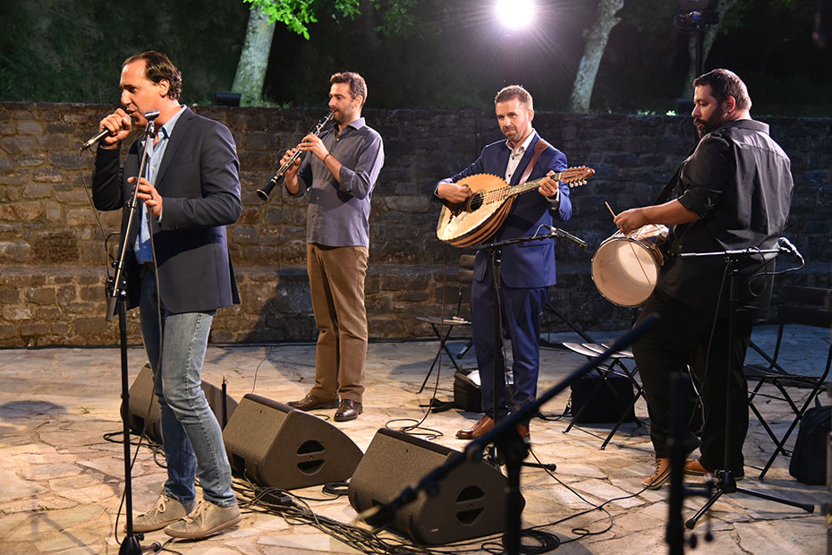 Ένας μουσικός με την ορχήστρα του παίζουν μουσική στην κεντρική πλατεία του χωριού