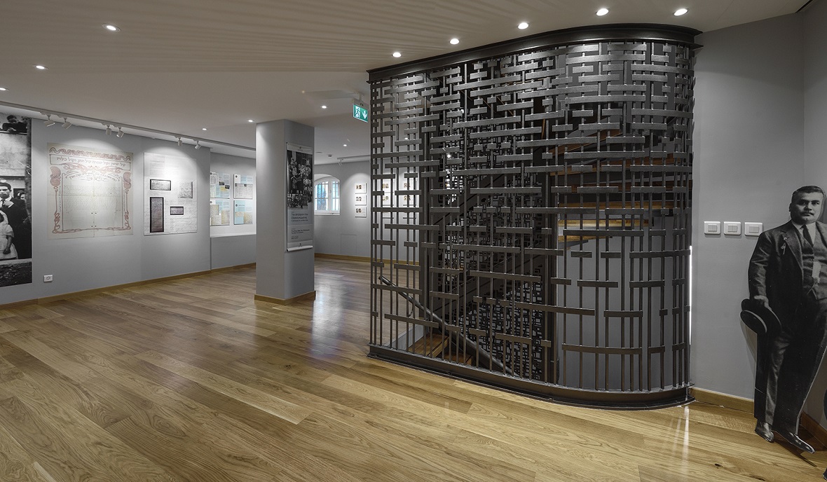 Μια αίθουσα της νέας πτέρυγας του Εβραϊκού Μουσείου Θεσσαλονίκης, η οποία παρουσιάζει ιστορικές πληροφορίες στους τοίχους