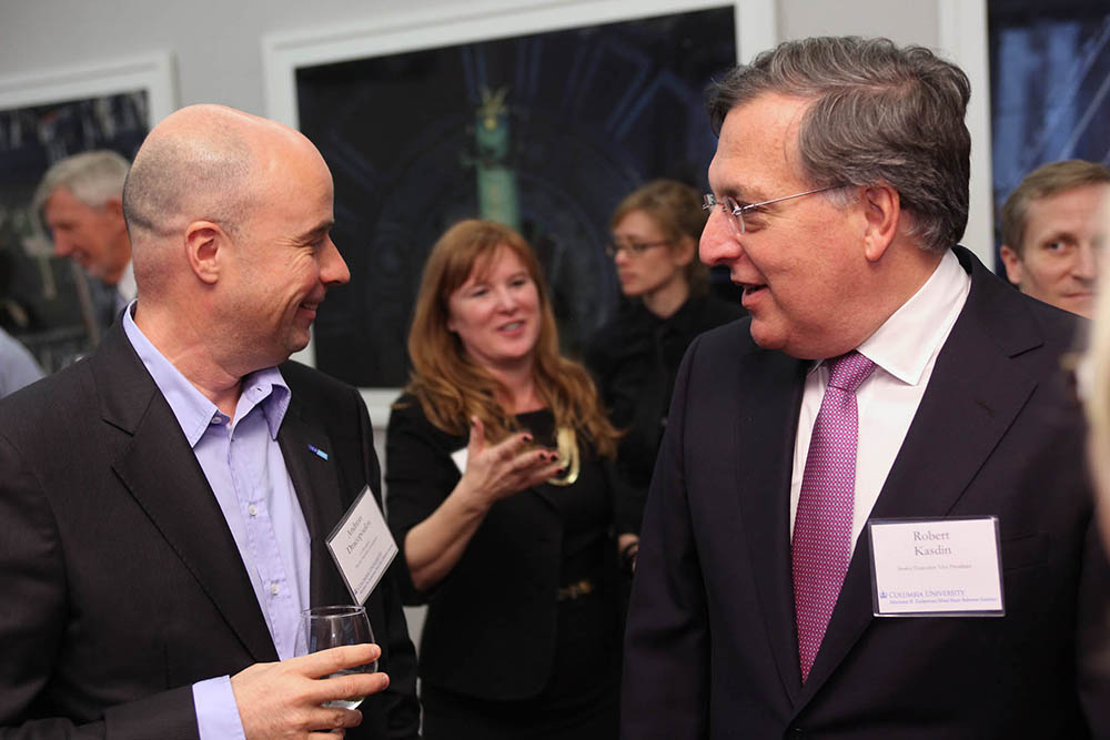 Ο Ανδρέας Δρακόπουλος και ένας άνδρας χαμογελούν και συζητούν 