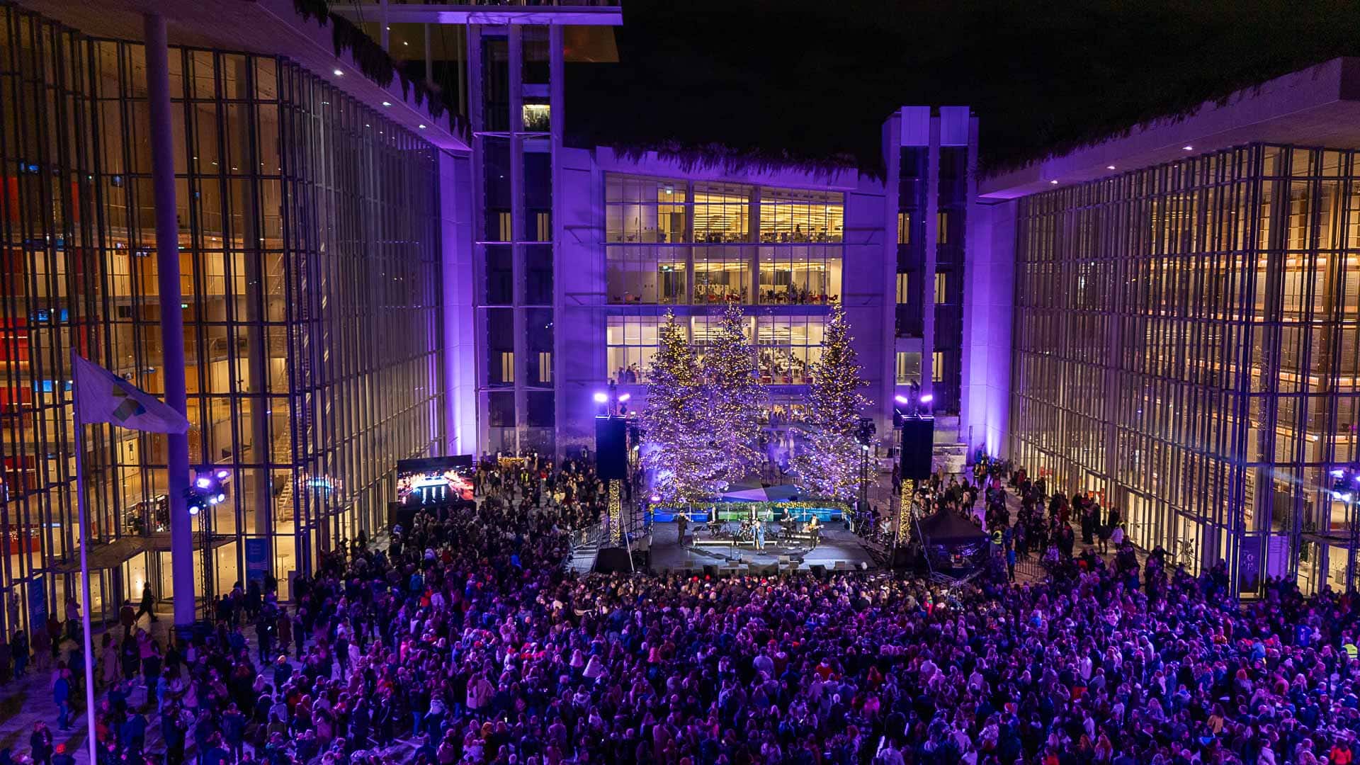 Μια μεγάλη σκηνή στην Αγορά του ΚΠΙΣΝ, περιτριγυρισμένη από μεγάλο πλήθος κόσμου.