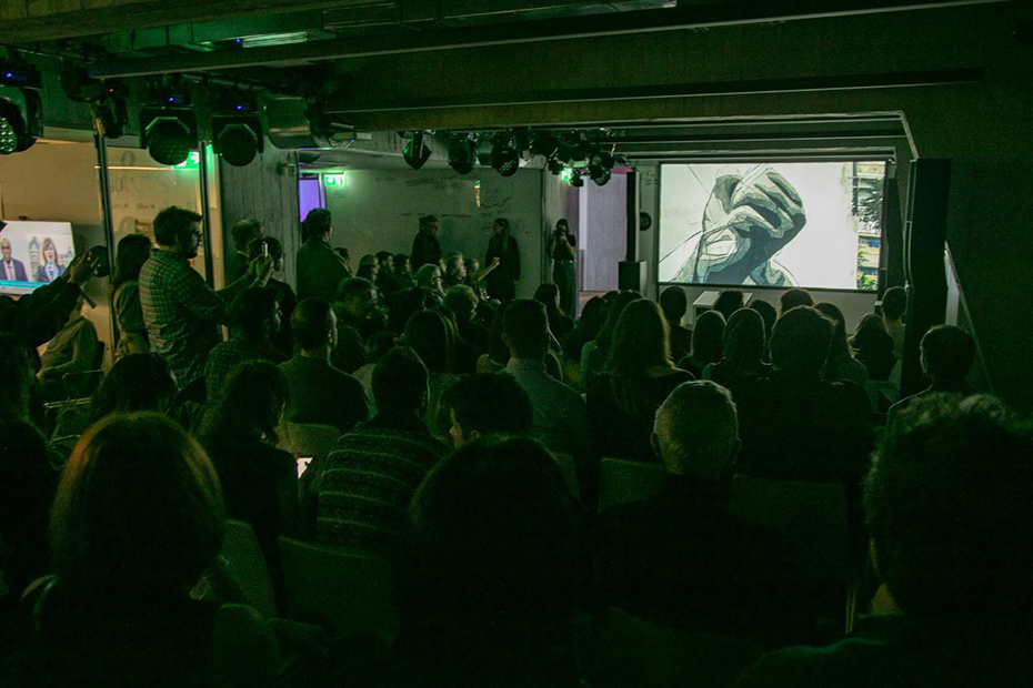 Πλήθος ανθρώπων παρακολουθούν ένα video σαν να βρίσκονται στο cinema