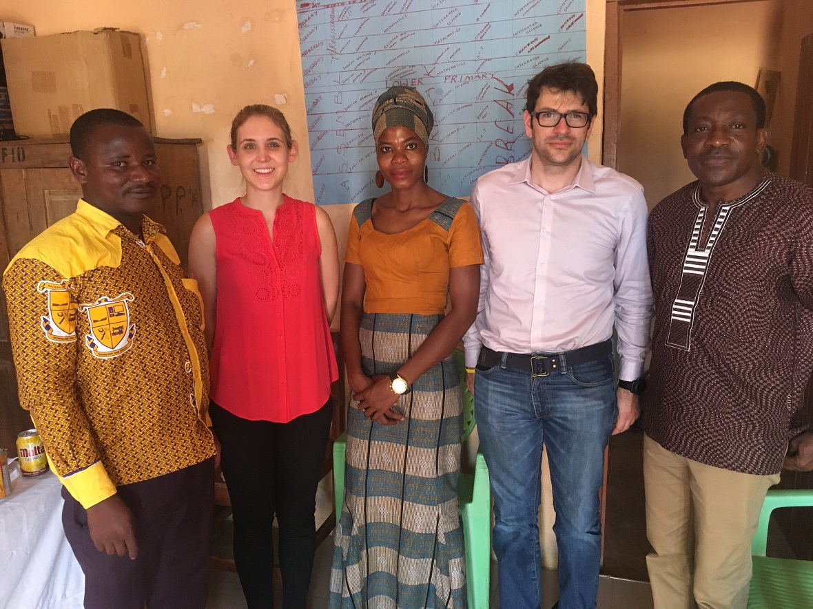 Μέλη του Ιδρύματος Σταύρος Νιάρχος φωτογραφίζονται με τρία άτομα με τα οποία συνεργάστηκαν στη Γκάνα