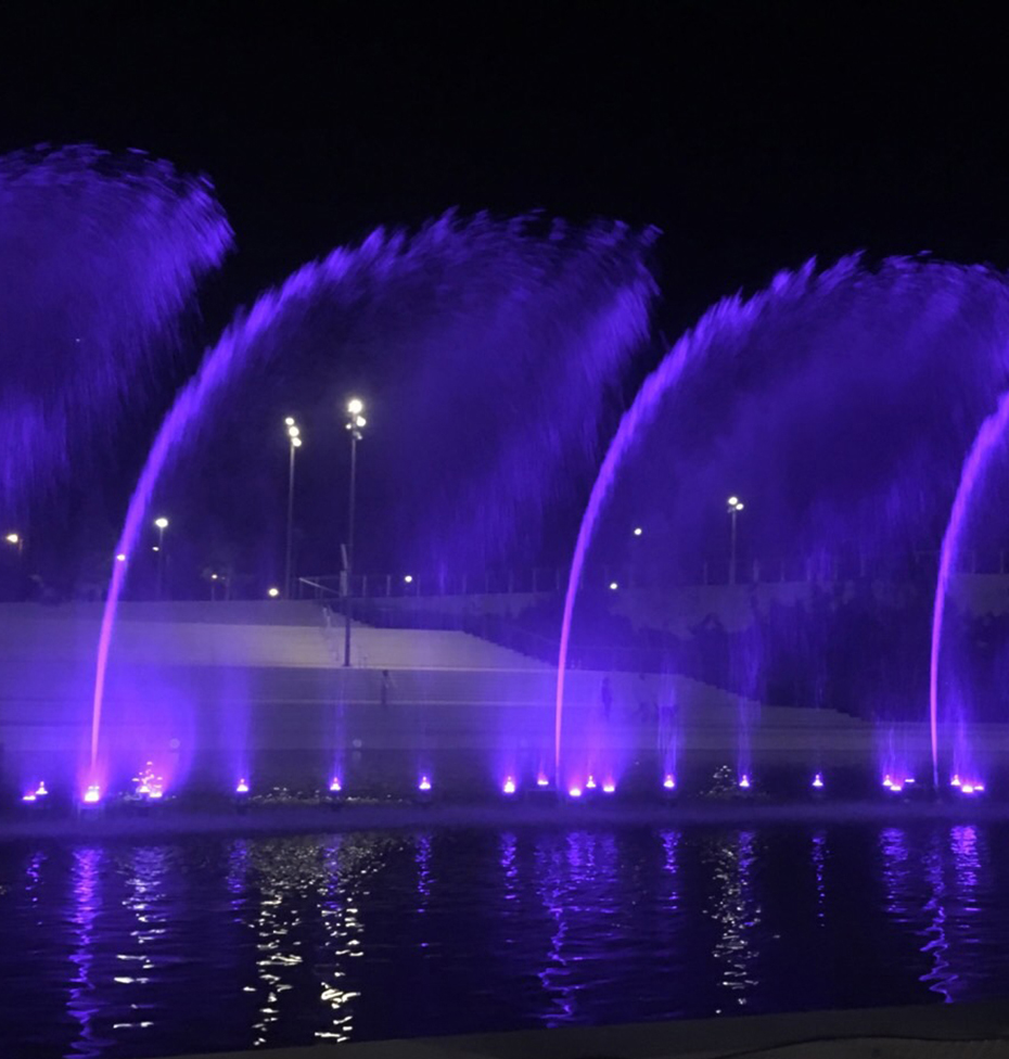 Ένα συντριβάνι στο κέντρο μιας λίμνης πετάει πολύ ψηλά το χερό του κάνοντας σχέδια στον αέρα 