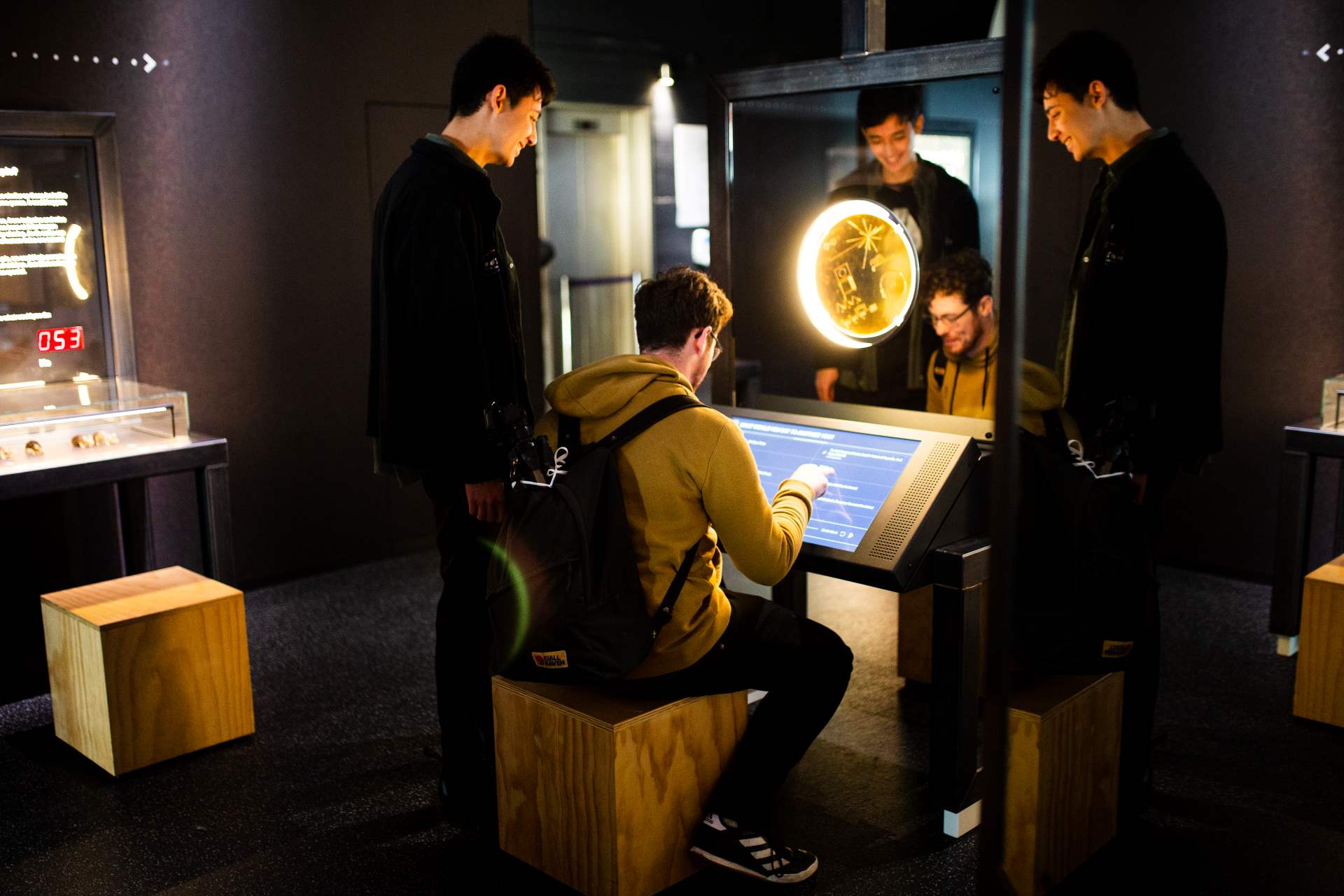 Άτομα που εξετάζουν μια  χρυσή ψηφιακή οθόνη 