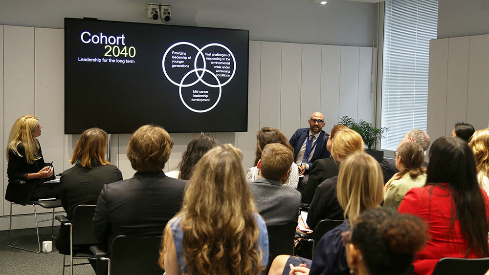 Δύο άτομα κάνουν μια παρουσίαση ηγεσίας που περιλαμβάνει ένα διάγραμμα Venn μπροστά σε ένα καθιστό κοινό.