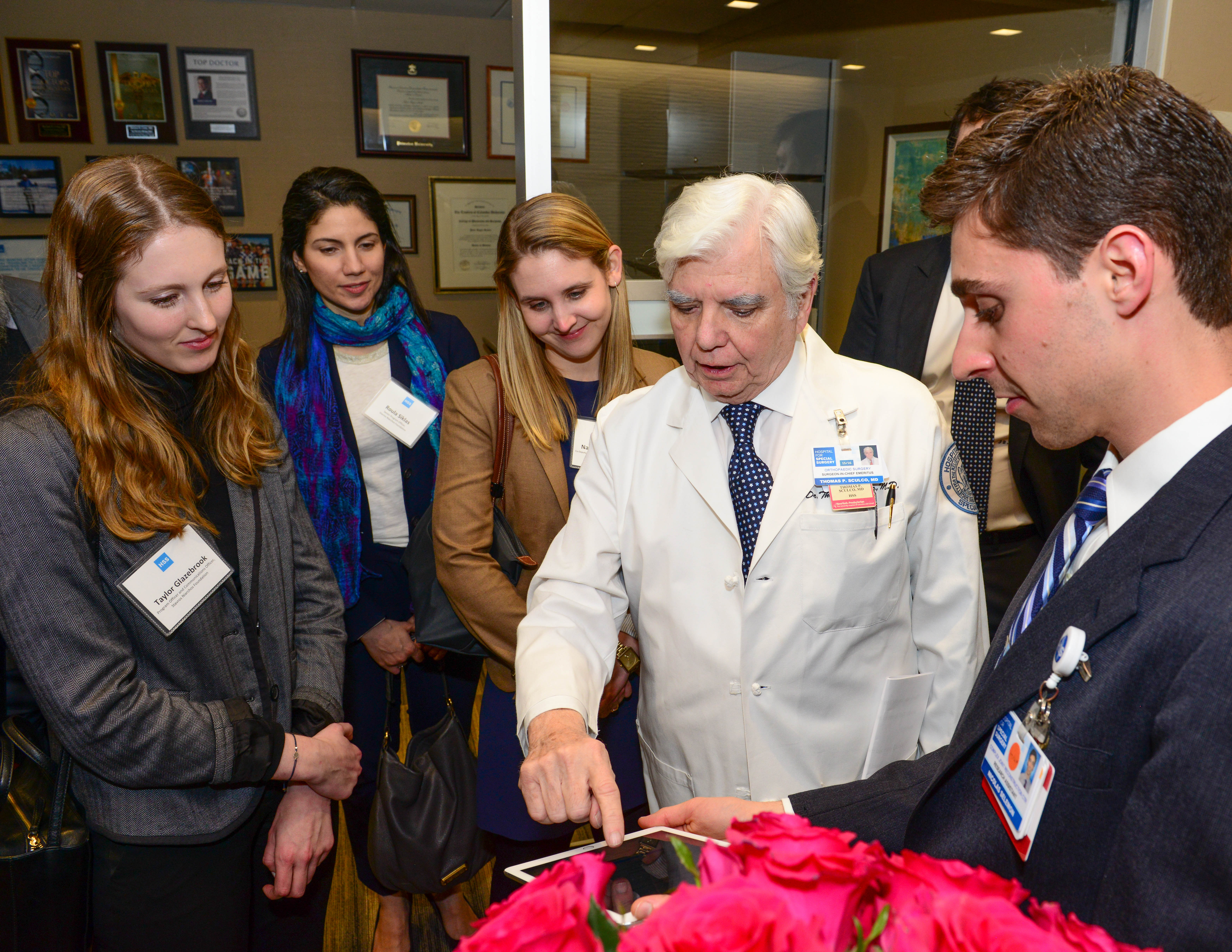 Ένας γιατρός από το Νοσοκομείο Ειδικής Χειρουργικής δείχνει μια εικόνα στα μέλη του Ιδρύματος Σταύρος Νιάρχος