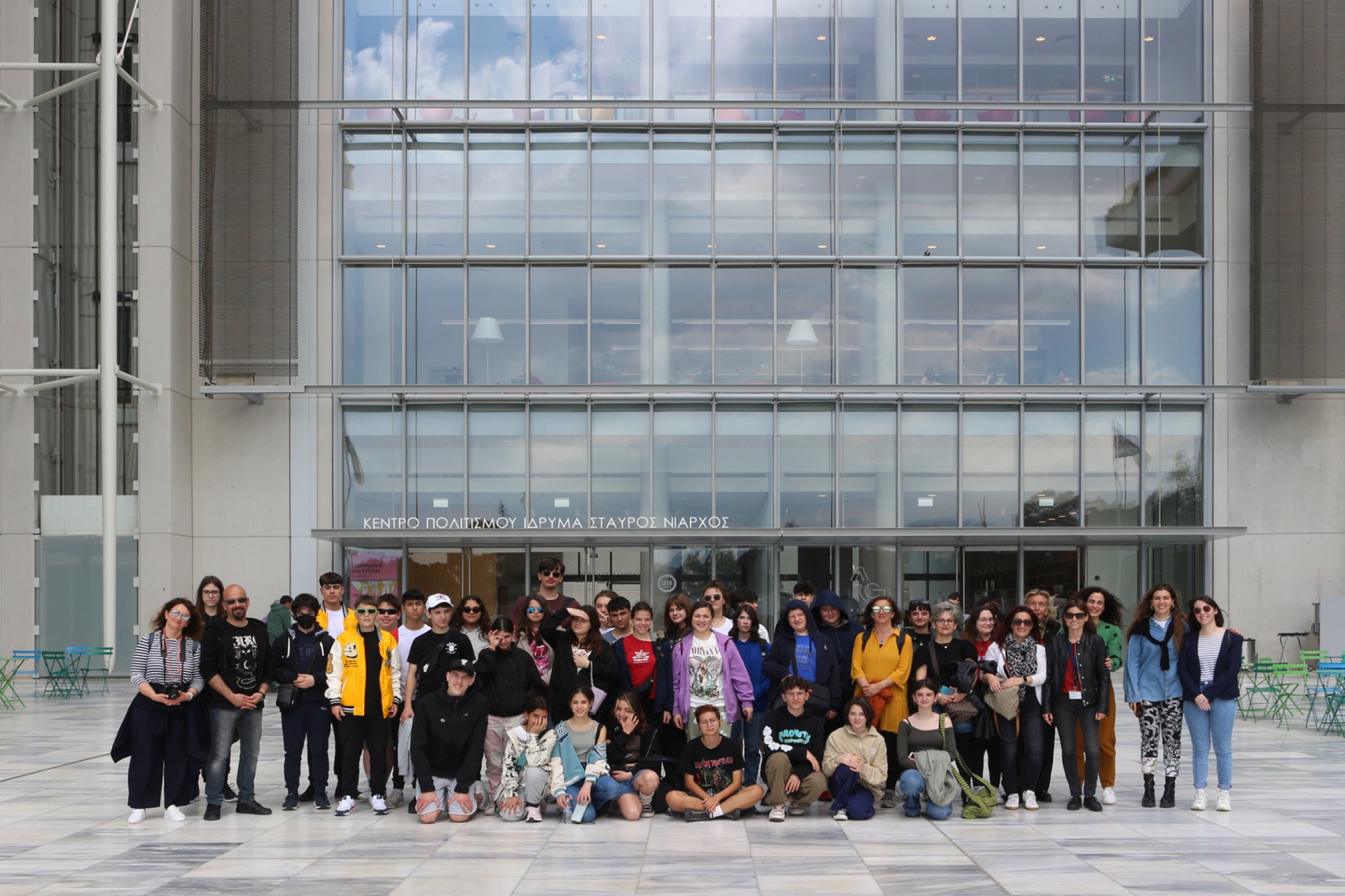 Μαθητές στέκονται έξω από την κεντρική είσοδο του ΚΠΙΣΝ