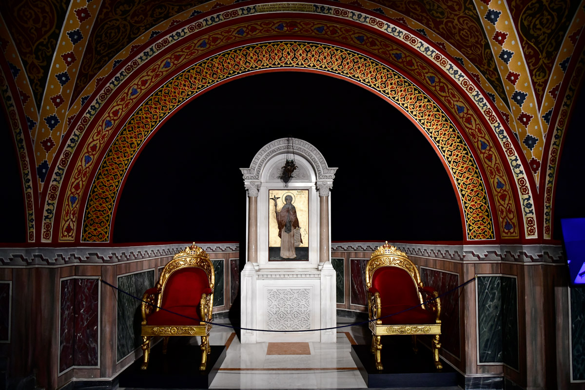 Δύο πολυθρόνες και θρησκευτική εικονογραφία στον Ιερό Καθεδρικό Ναό της Μητρόπολης Αθηνών