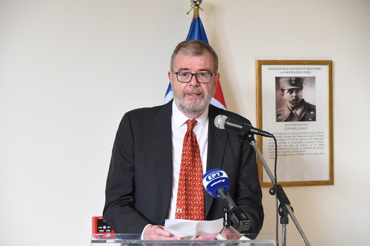 Ένας άνδρας κάνει μια ομιλία