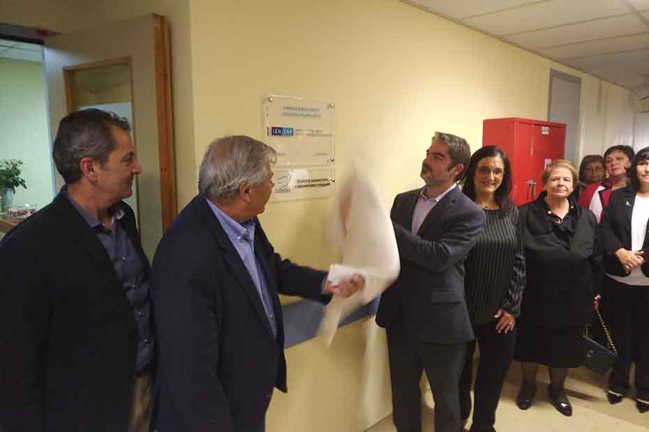 Πολλοί άνθρωποι στέκονται έξω από την ανακαινισμένη Μονάδα Νεφρικής Αιμοκάθαρσης, η επιγραφή της οποίας αποκαλύπτεται