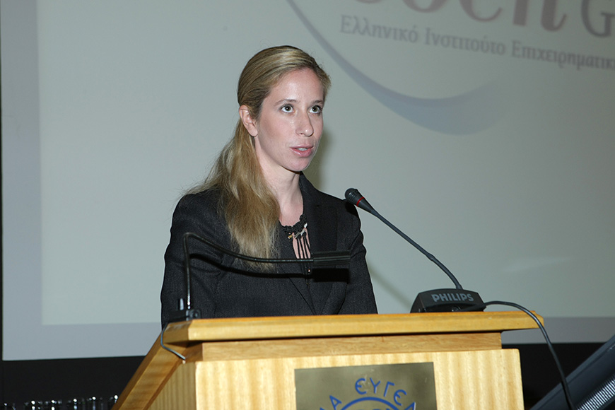 Κοντινή φωτογραφία από μια γυναίκα η οποία μιλάει στο βήμα