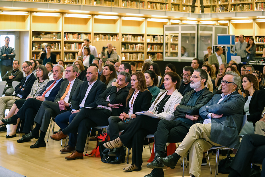 Φωτογραφία από το κοινό το οποίο κάθεται και παρακολουθεί μια ομιλία 