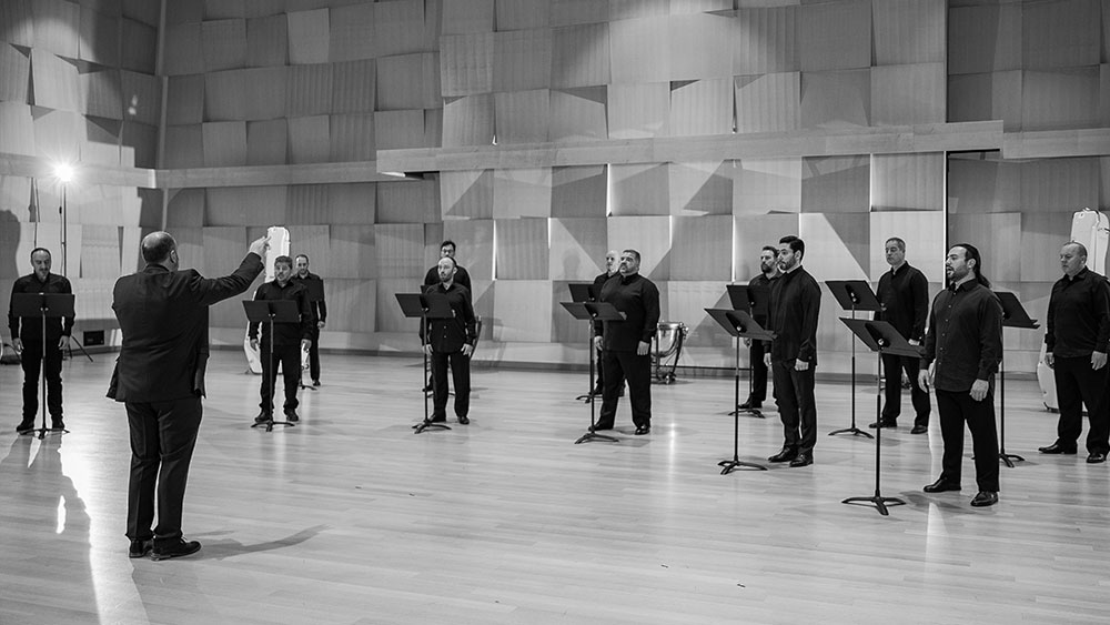 Ένας άνδρας καθοδηγεί μια ανδρική χορωδία