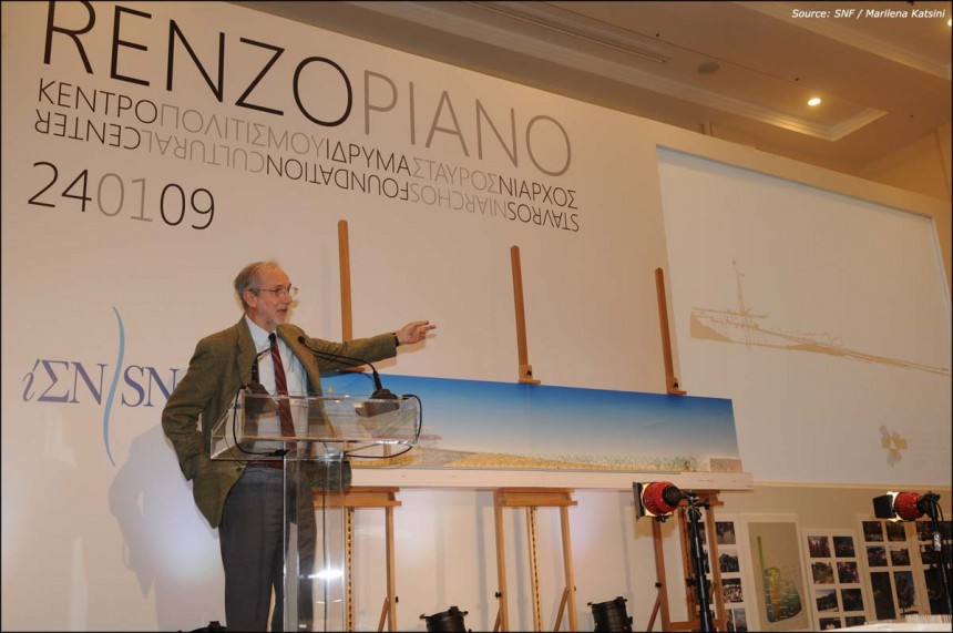 Ένας άντρας μιλάει στο βήμα και πίσω του υπάρχει ένα banner το οποίο γράφει RENZO PIANO ΚΕΝΤΡΟ ΠΟΛΙΤΙΣΜΟΥ ΙΔΡΥΜΑ ΣΤΑΥΡΟΣ ΝΙΑΡΧΟΣ
