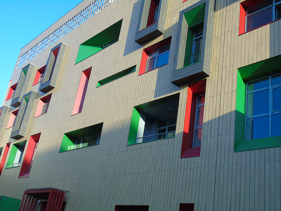 Φωτογραφία που δείχνει την πρόσοψη ενός κτηρίου με πολλά παράθυρα με διαφορετικό σχήμα και διάσταση το καθένα 