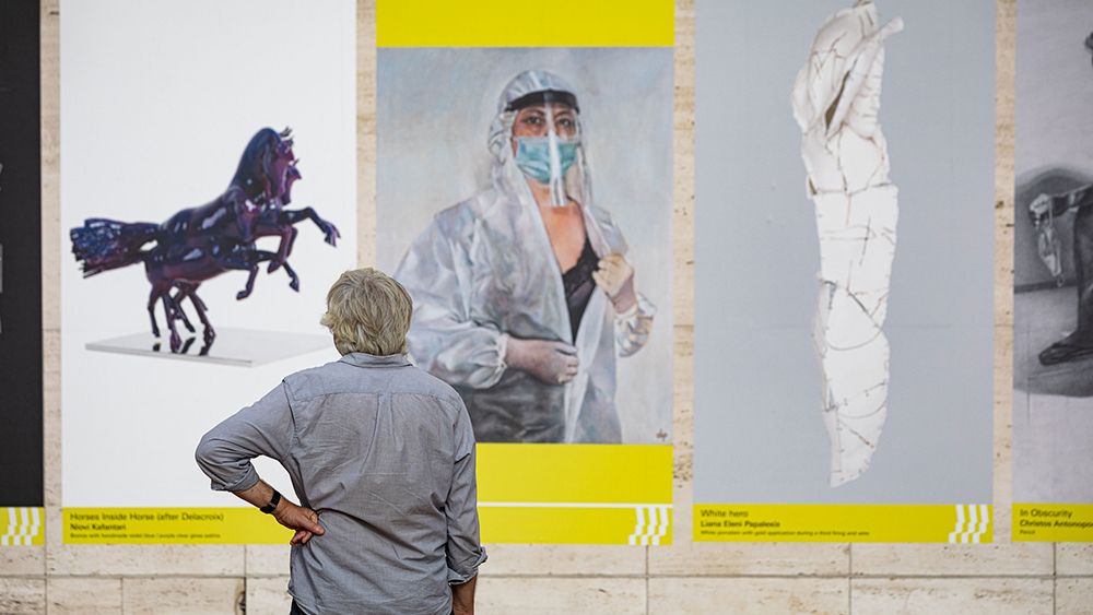 Ένα άτομο κοιτάζει τις αφίσες εκδηλώσεων στο Lincoln Center