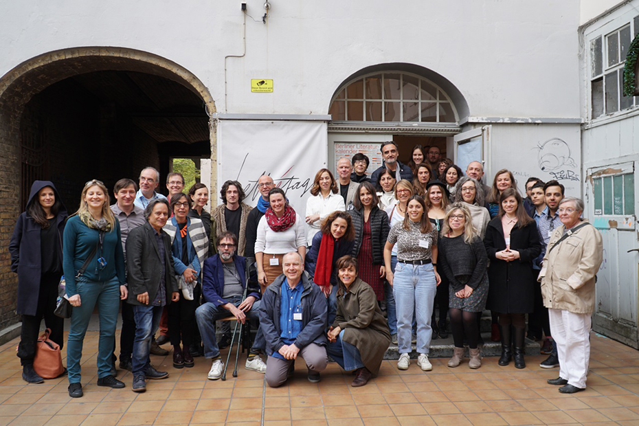 Συγγραφείς, μεταφραστές, κριτικοί λογοτεχνίας, καλλιτέχνες και άλλοι του ελληνογερμανικού κόσμου φωτογραφίζονται ομαδικά