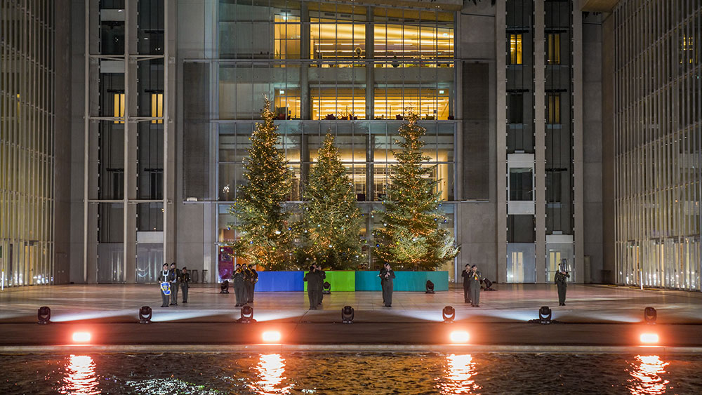 Μια μπάντα στρατού παίζει έξω από το Κέντρο Πολιτισμού Ιδρύματος Σταύρος Νιάρχος, μπροστά από την είσοδο