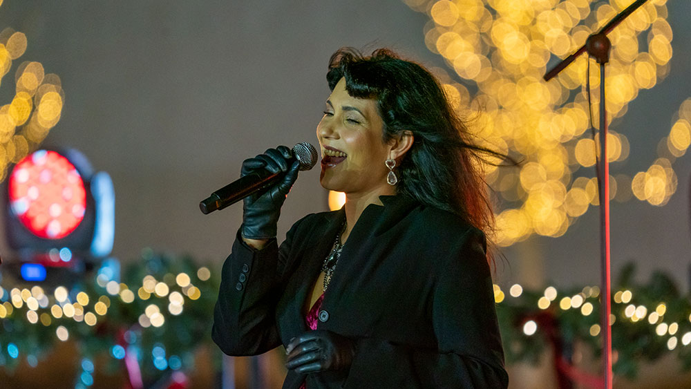 Μια γυναίκα τραγουδά χαμογελώντας