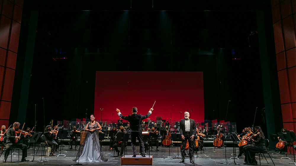 Δύο τραγουδιστές και μια ορχήστρα στη σκηνή της Εθνικής Λυρικής Σκηνής