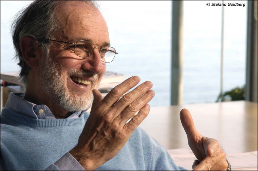 Κοντινή φωτογραφία ενός άντρα ο οποίος γελάει και κάνει μια κίνηση με τα χέρια του 