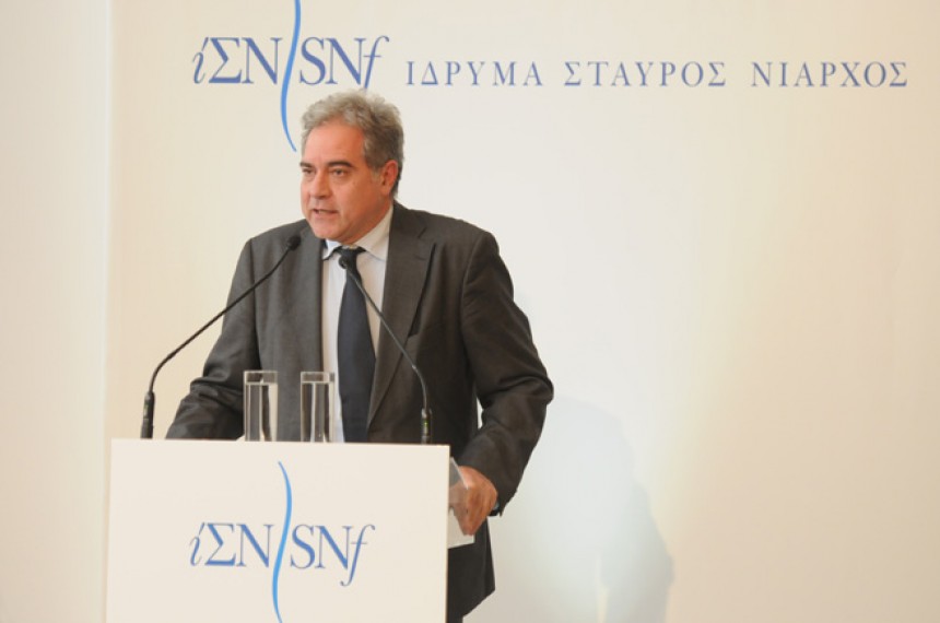 Ένας άνδρας μιλάει στη σκηνή πίσω από ένα βήμα στη συνέντευξη Τύπου του Ιδρύματος Σταύρος Νιάρχος