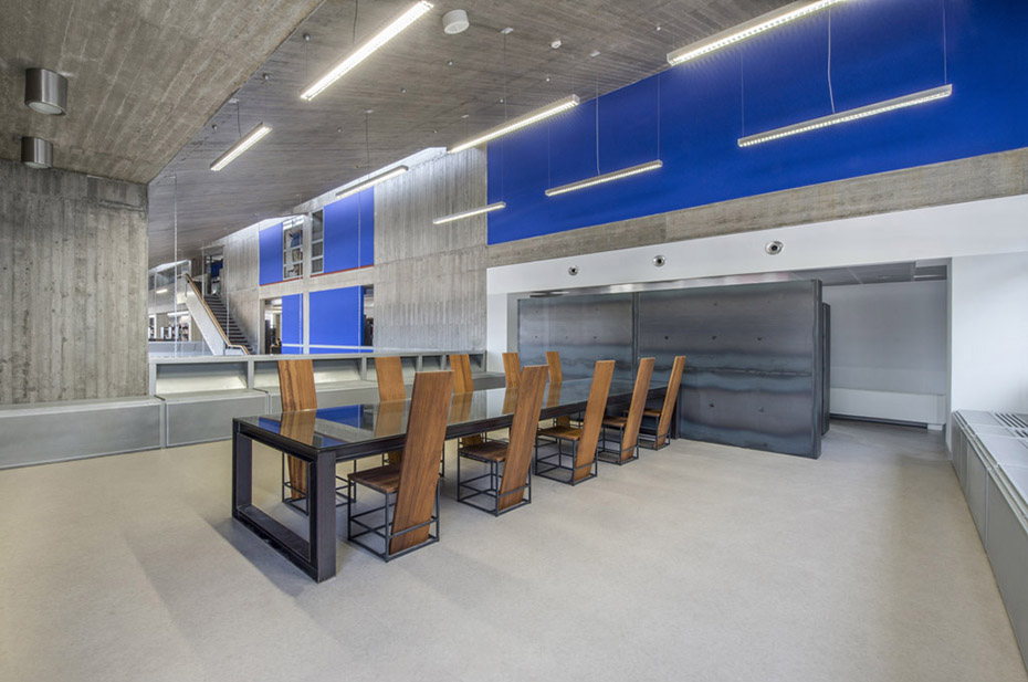 Ένας χώρος στον οποίο υπάρχει ένα μεγάλο τραπέζι με καρέκλες 