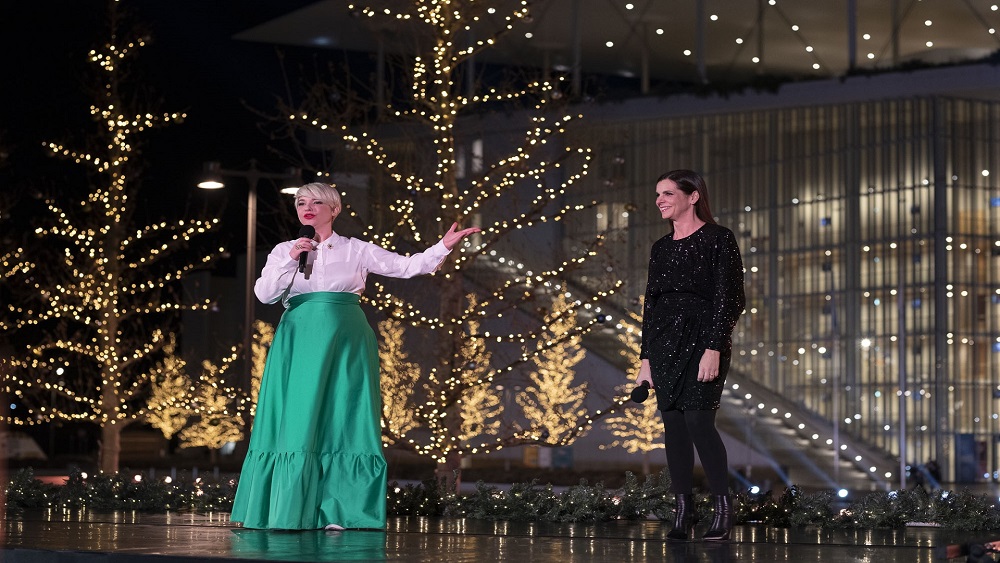 Δύο γυναίκες τραγουδούν έξω από το Κέντρο Πολιτισμού Ίδρυμα Σταύρος Νιάρχος