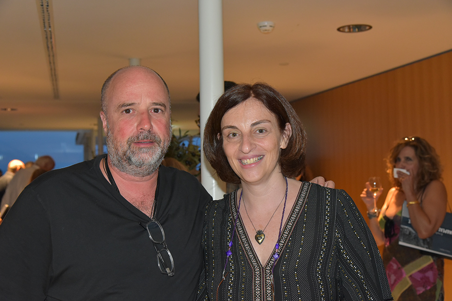 Ο Αντρέας Δρακόπουλος, Πρόεδρος του Ιδρύματος Σταύρος Νιάρχος, φωτογραφίζεται με μια γυναίκα και χαμογελούν 