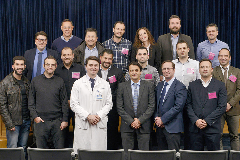 Τα μέλη του Νοσοκομείου Ειδικής Χειρουργικής συγκεντρώνονται για μια φωτογραφία