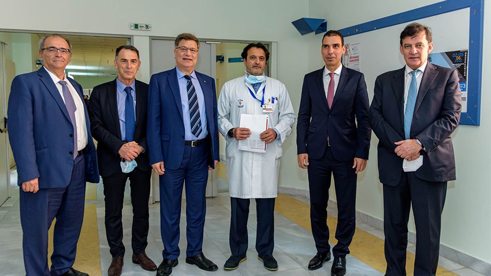 Έξι άντρες εκπρόσωποι της Αναγέννης και Πρόοδος και του Ίδρύματος Σταύρος Νιάρχος στέκονται για μια φωτογραφία 