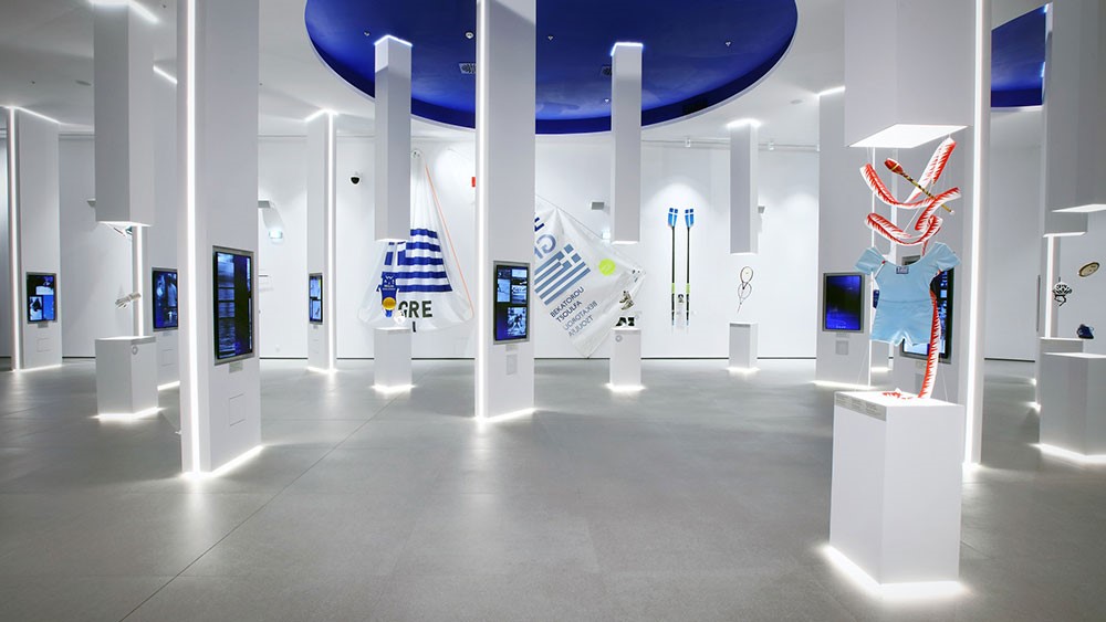 Διάφορα αντικείμενα σημαντικά για την ιστορία των Ολυμπιακών Αγώνων εκτίθονται στους πυλώνες μιας αίθουσας του Ολυμπιακού Μουσείου Αθήνας