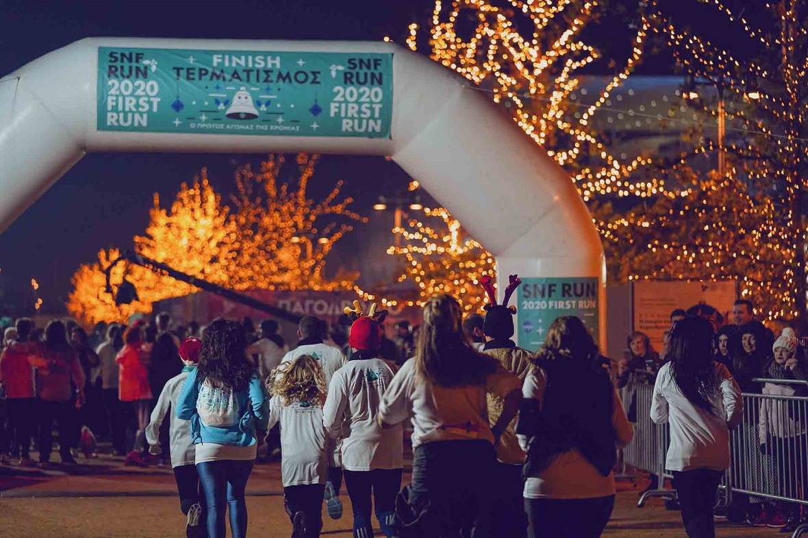 Άνθρωποι καταφτάνουν στον τερματισμό ενός αγώνα δρόμου 